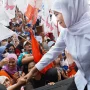 Gubernur Jawa Timur Khofifah Indar Parawansa di hadapan para buruh.